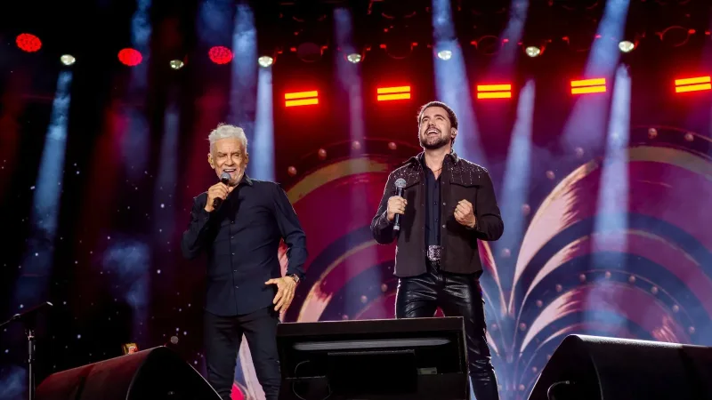 Morada FM — &nbsp; Matogrosso & Mathias abriram a noite de apresentações musicais deste domingo, 23 de agosto, no Palco Estádio da Festa do Peão de Barretos. A dupla iniciou o show com “Foi Pensando em Você”, seguida de “E Aí” e “Frente a Frente”, além de sucessos como “Boate Azul” e “24 Horas de Amor”. Na sequência, foi a vez de Edson & Hudson. A apresentação ganhou um significado especial com a comemoração do aniversário de Edson na maior arena de rodeios da América Latina. “É uma honra poder comemorar meu aniversário com vocês. Hoje, nesse show de 30 anos, a gente vai [&hellip;]
