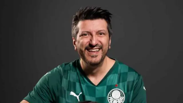 Morada FM — &nbsp; Diagnosticado com a doença de Creutzfeldt-Jakob, o influenciador e ex-mecânico de aviação Lito Sousa fez um apelo neste domingo (23) para que tenha acesso a um tratamento experimental da doença. Na primeira aparição desde que sua esposa anunciou o diagnóstico, o influenciador publicou um vídeo em sua conta no Instagram. Em inglês, ele pede para ser submetido a um tratamento experimental que vem sendo desenvolvido por pesquisadores da Universidade Harvard. Lito foi diagnosticado com a doença Creutzfeldt-Jakob (DCJ), uma condição neurológica rara, grave e de rápida progressão. Segundo Mila Seidl, esposa do piloto, a doença está evoluindo rapidamente e que [&hellip;]