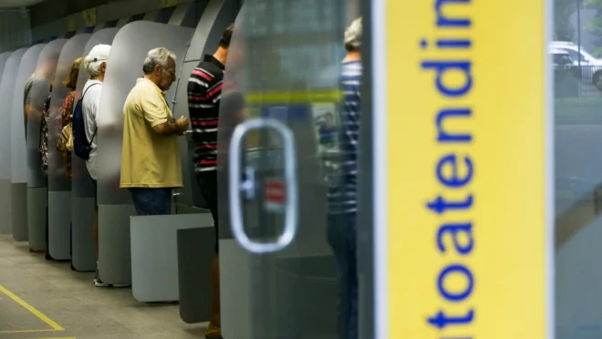 Morada FM — Bancários de todo o país aprovaram paralisação de 24 horas para esta quinta-feira (20), em resposta à proposta apresentada pela Federação Nacional dos Bancos durante a campanha salarial de 2026. A entidade não apresentou índice de reajuste e colocou em discussão o congelamento do piso de ingresso para novos trabalhadores, além de reajustes diferenciados. A categoria também rejeitou uma proposta que previa reduzir vales-refeição e alimentação em cidades do interior. A medida chegou a ser discutida com a possibilidade de recurso ao Tribunal Superior do Trabalho, mas os bancos recuaram. Em Brasília, a paralisação ainda depende da confirmação após novas rodadas [&hellip;]