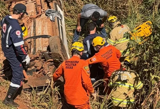 Morada FM — Um veículo capotou na tarde desta terça-feira (18), na BR-060, próximo à Ambev, no sentido Jataí–Rio Verde. Segundo o Corpo de Bombeiros, o veículo saiu da pista e caiu em uma ribanceira, ficando com as rodas para cima. A vítima sofreu uma fratura no fêmur direito e precisou ser retirada do veículo e conduzida por uma área de difícil acesso. Após o resgate, a vítima ficou aos cuidados do SAMU, que realizou o encaminhamento ao Hospital Universitário. A ocorrência contou ainda com apoio da PRF e da Rota Verde.