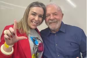 Morada FM — O presidente Luiz Inácio Lula da Silva afirmou, por meio de nota divulgada nesta sexta-feira (28), que não mantém relação pessoal, profissional ou política com Roberta Luchsinger. A declaração ocorreu após a divulgação de fotografias nas redes sociais da empresária em que os dois aparecem juntos em diferentes ocasiões. Segundo a equipe de campanha, Lula é uma figura pública frequentemente abordada para registros fotográficos, e as imagens não significam a existência de vínculo. Em entrevista anterior, o presidente havia dito que nunca tinha visto ou conversado com Roberta, que é investigada pela Polícia Federal. O inquérito apura possíveis fraudes em descontos […]