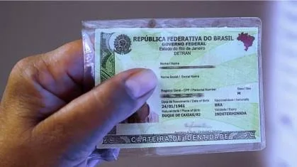 Morada FM — &nbsp; A Carteira de Identidade Nacional substitui gradualmente o antigo RG e adota o CPF como número único de identificação. A mudança vale para as versões física e digital e foi criada para unificar os registros, aumentar a segurança e dificultar fraudes na identificação civil. O modelo antigo continuará válido em todo o país até 28 de fevereiro de 2032. A partir de 1º de março daquele ano, a CIN será obrigatória. Portanto, não é necessário trocar imediatamente o documento, já que a substituição ocorre de forma gradual. A emissão já está disponível nos órgãos de identificação dos estados. É necessário [&hellip;]