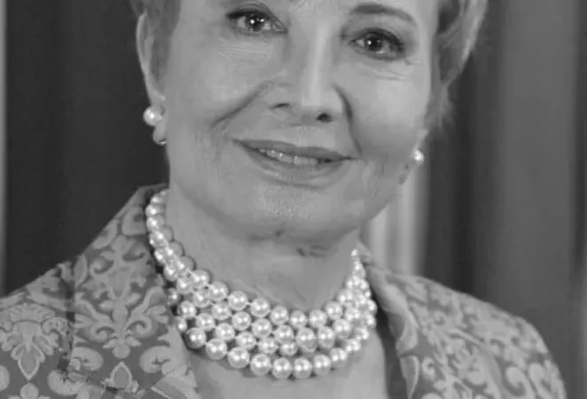 Morada FM — Morre aos 91 anos a atriz Glória Menezes Glória Menezes morreu nesta terça-feira (18), aos 91 anos, no Rio de Janeiro. Segundo informações divulgadas pela família, a atriz morreu por causas naturais. Com uma carreira de mais de seis décadas, Glória foi um dos grandes nomes da dramaturgia brasileira e atuou em mais de 40 novelas. Ela também foi pioneira da televisão, tendo protagonizado, ao lado de Tarcísio Meira, “2-5499 Ocupado”, considerada a primeira novela diária da TV brasileira. Entre seus trabalhos marcantes estão “Irmãos Coragem”, “Pai Herói”, “Rainha da Sucata”, “Senhora do Destino” e “A Favorita”. Seu último trabalho em [&hellip;]