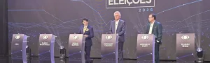 Morada FM —   O primeiro debate presidencial das eleições de 2026 foi realizado no domingo (23), com participação de Ronaldo Caiado (PSD), Renan Santos (Missão) e Augusto Cury (Avante). Lula (PT) não compareceu e concedeu entrevista à Record no mesmo horário. Flávio Bolsonaro (PL) havia condicionado sua presença à participação do petista. Romeu Zema (Novo) também desistiu, alegando que a mudança de data perdeu o propósito com a ausência de Lula e de outros candidatos. Augusto Cury chegou a anunciar que não participaria, mas voltou atrás. O encontro foi considerado um dos mais esvaziados desde 1989. Renan Santos adotou tom agressivo e atacou […]