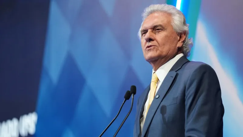 Morada FM — Durante sabatina no Jornal Nacional, o candidato à Presidência Ronaldo Caiado defendeu o envio ao Congresso de um projeto de anistia “ampla, geral e irrestrita” para todos os envolvidos nos atos de 8 de janeiro de 2023. A proposta incluiria condenados por participação, financiamento, incitação e outras responsabilidades relacionadas à invasão e depredação das sedes dos Três Poderes. Caiado afirmou que a medida teria como objetivo encerrar a polarização política e promover a pacificação nacional. Questionado sobre o alcance da anistia, confirmou que ela abrangeria também Jair Bolsonaro, militares e autoridades condenadas pelo Supremo Tribunal Federal. O candidato comparou a proposta [&hellip;]