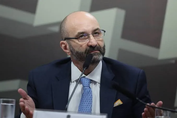 Morada FM — &nbsp; Os Correios abriram nesta quinta-feira (20) um novo Plano de Desligamento Voluntário (PDV), com incentivo financeiro para empregados interessados em deixar a estatal. As inscrições seguem até 30 de setembro, e o programa é destinado a trabalhadores de unidades atingidas ou incluídas no processo de otimização da rede e reestruturação. O incentivo varia de R$ 24,4 mil a R$ 459 mil, pago em parcela única. O valor considera tempo de serviço, idade, adicionais de aposentadoria e outras rubricas. A inscrição não garante o desligamento, que dependerá da análise dos requisitos, das necessidades operacionais e da disponibilidade de recursos. A medida [&hellip;]