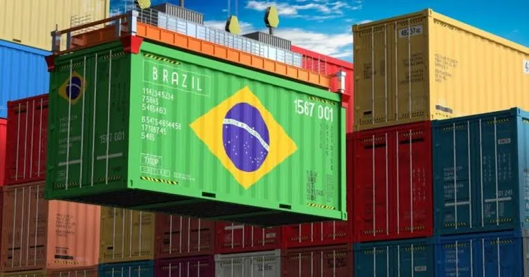 Morada FM — O déficit primário estrutural do governo central dobrou em um ano e alcançou 1,4% do Produto Interno Bruto no período de quatro trimestres encerrado em junho. O dado foi divulgado pela Instituição Fiscal Independente. No mesmo período de 2025, o déficit estrutural era de 0,7% do PIB. O indicador exclui receitas e despesas extraordinárias e ajusta os efeitos do ciclo econômico e dos preços do petróleo. O resultado primário convencional também piorou: o superávit de 0,1% do PIB registrado anteriormente deu lugar a um déficit de 1,1%. A contribuição de receitas e despesas não recorrentes caiu de 0,5% para 0,2% do [&hellip;]