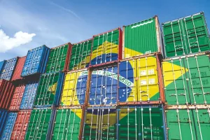 Morada FM —   O Brasil dificilmente conseguirá reverter até 3 de setembro o veto da União Europeia às exportações de carne bovina e de frango. O bloco avalia se a produção brasileira segue as regras europeias sobre o uso de antimicrobianos na criação de animais. A situação é considerada mais complicada para a carne bovina, porque o ciclo de vida do boi ultrapassa dois anos e o prazo europeu foi considerado insuficiente para analisar todo o processo. O governo brasileiro apresentou protocolos e recebeu técnicos europeus, mas a retomada das exportações de aves também é vista como pouco provável. Em 2025, as vendas […]