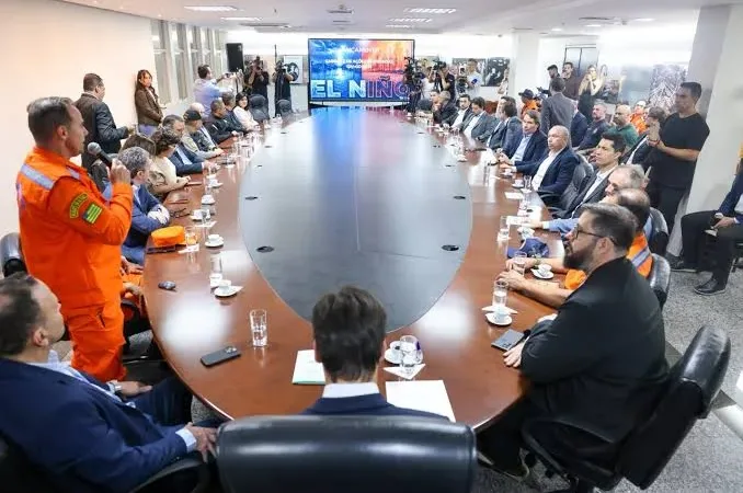 Morada FM — O Governo de Goiás criou o Gabinete de Ações Integradas para monitorar a estiagem e combater incêndios florestais intensificados pelo fenômeno El Niño. Até 16 de agosto, o fogo atingiu 138.908 hectares no Estado, alta de 23,3% em relação ao mesmo período de 2025. A estrutura será coordenada pelo Corpo de Bombeiros. O trabalho utilizará inteligência artificial, imagens de satélite, drones e geoprocessamento para identificar focos e acelerar respostas. Há probabilidade superior a 90% de formação de um El Niño forte a muito forte no segundo semestre, com riscos de irregularidade das chuvas, redução de mananciais, perdas agropecuárias e aumento de [&hellip;]