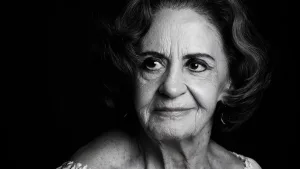 Morada FM — O Brasil se despede de uma das grandes atrizes de sua história. Laura Cardoso morreu aos 98 anos, nesta terça-feira (18), em São Paulo. A informação foi comunicada pela família nas redes sociais. Com mais de oito décadas de carreira, Laura foi uma das pioneiras da televisão brasileira e acumulou mais de 100 trabalhos entre TV, cinema e teatro. Entre seus papéis marcantes estão personagens de Mulheres de Areia, A Viagem, Terra Nostra, Chocolate com Pimenta e Caminho das Índias. Reconhecida como uma das grandes damas da dramaturgia nacional, Laura Cardoso deixa um legado que atravessou gerações. A causa da morte […]