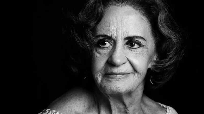 Morada FM — O Brasil se despede de uma das grandes atrizes de sua história. Laura Cardoso morreu aos 98 anos, nesta terça-feira (18), em São Paulo. A informação foi comunicada pela família nas redes sociais. Com mais de oito décadas de carreira, Laura foi uma das pioneiras da televisão brasileira e acumulou mais de 100 trabalhos entre TV, cinema e teatro. Entre seus papéis marcantes estão personagens de Mulheres de Areia, A Viagem, Terra Nostra, Chocolate com Pimenta e Caminho das Índias. Reconhecida como uma das grandes damas da dramaturgia nacional, Laura Cardoso deixa um legado que atravessou gerações. A causa da morte [&hellip;]