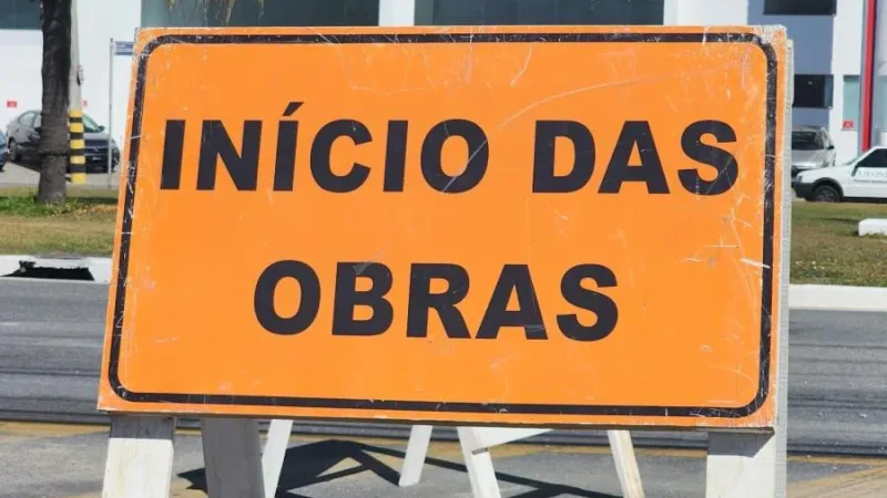 Morada FM — A rotatória do Espelho d’Água teve início a uma intervenção viária com o objetivo de melhorar a circulação de veículos, organizar o fluxo e ampliar a segurança no trânsito. A próxima etapa está prevista para a Avenida José Walter, onde os canteiros deverão ser reduzidos para ampliar o espaço de circulação. As mudanças ocorrem em um cenário de crescimento urbano de Rio Verde, segundo a justificativa apresentada pela administração municipal. A proposta é adaptar a infraestrutura para acompanhar o aumento da circulação e melhorar as condições de deslocamento pelas vias. Na rotatória do Espelho d’Água, os trabalhos estão concentrados na reorganização [&hellip;]