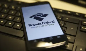 Morada FM —   A Receita Federal liberou nesta segunda-feira (24) a consulta ao quarto e último lote regular de restituição do Imposto de Renda 2026. Ao todo, 521.935 contribuintes receberão R$ 1,24 bilhão, incluindo restituições residuais de anos anteriores. A consulta pode ser feita no site ou no aplicativo da Receita. Do valor total, R$ 704,12 milhões serão destinados a contribuintes com prioridade legal. O lote inclui idosos, pessoas com deficiência ou doença grave, professores e contribuintes que usaram a declaração pré-preenchida ou escolheram receber por Pix. O pagamento será realizado em 31 de agosto, na conta ou chave Pix do CPF informada […]