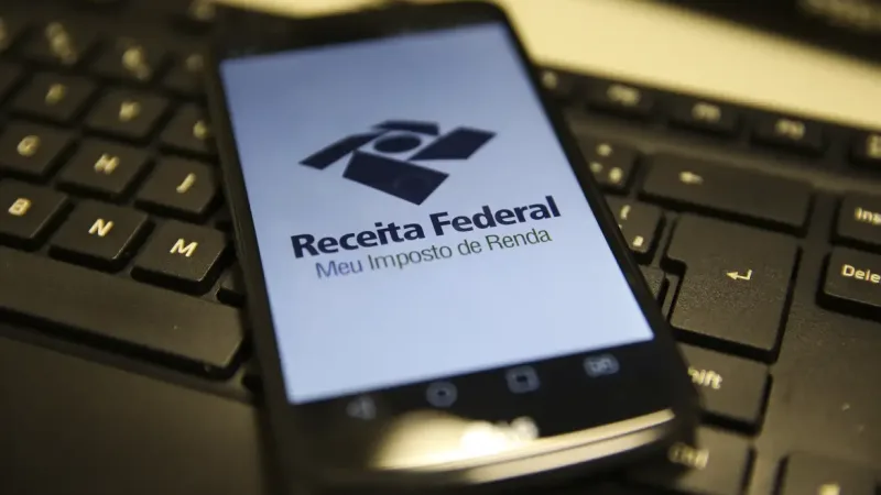Morada FM — &nbsp; A Receita Federal liberou nesta segunda-feira (24) a consulta ao quarto e último lote regular de restituição do Imposto de Renda 2026. Ao todo, 521.935 contribuintes receberão R$ 1,24 bilhão, incluindo restituições residuais de anos anteriores. A consulta pode ser feita no site ou no aplicativo da Receita. Do valor total, R$ 704,12 milhões serão destinados a contribuintes com prioridade legal. O lote inclui idosos, pessoas com deficiência ou doença grave, professores e contribuintes que usaram a declaração pré-preenchida ou escolheram receber por Pix. O pagamento será realizado em 31 de agosto, na conta ou chave Pix do CPF informada [&hellip;]