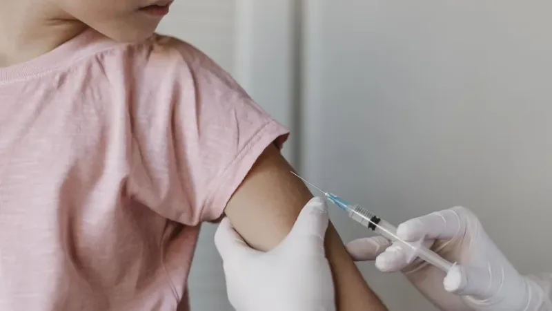 Morada FM — A ação acontece das 7h30 às 16h, no CAIS Centro e em outras 20 unidades do município, e tem como objetivo atualizar a situação vacinal de crianças e adolescentes de até 15 anos. A orientação para as famílias é levar a caderneta de vacinação no momento do atendimento para que os profissionais verifiquem os registros das doses já recebidas e identifiquem, conforme o calendário de vacinação, a necessidade de atualização. Pais ou responsáveis por crianças e adolescentes que estiverem com a vacinação pendente poderão procurar uma das unidades participantes durante o horário da ação. As doses indicadas variam conforme a idade [&hellip;]