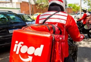 Morada FM —   As atividades econômicas relacionadas ao iFood movimentaram R$ 167 bilhões no Brasil em 2025, alta de 19% sobre o ano anterior. O levantamento da Fundação Instituto de Pesquisas Econômicas estima que a cadeia da plataforma tenha gerado 1,18 milhão de empregos diretos e indiretos. O cálculo considera não apenas os pedidos realizados no aplicativo, mas também os efeitos sobre restaurantes, produtores, fornecedores, embalagens, transporte e serviços. Segundo a Fipe, o impacto correspondeu a 0,70% do Produto Interno Bruto brasileiro. O valor movimentado superou o PIB individual estimado de Rondônia, Tocantins, Sergipe, Acre, Amapá e Roraima. Desde 2020, a atividade ligada […]