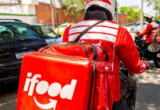 Morada FM — &nbsp; As atividades econômicas relacionadas ao iFood movimentaram R$ 167 bilhões no Brasil em 2025, alta de 19% sobre o ano anterior. O levantamento da Fundação Instituto de Pesquisas Econômicas estima que a cadeia da plataforma tenha gerado 1,18 milhão de empregos diretos e indiretos. O cálculo considera não apenas os pedidos realizados no aplicativo, mas também os efeitos sobre restaurantes, produtores, fornecedores, embalagens, transporte e serviços. Segundo a Fipe, o impacto correspondeu a 0,70% do Produto Interno Bruto brasileiro. O valor movimentado superou o PIB individual estimado de Rondônia, Tocantins, Sergipe, Acre, Amapá e Roraima. Desde 2020, a atividade ligada [&hellip;]