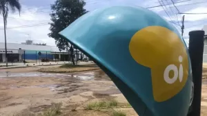 Morada FM — A Justiça do Rio de Janeiro voltou a decretar a falência da Oi, retomando decisão que estava suspensa desde novembro de 2025. O julgamento dos recursos apresentados por bancos credores foi retomado pela Primeira Câmara de Direito Privado do Tribunal de Justiça do Rio. A falência havia sido suspensa após recursos de instituições como Itaú e Bradesco, o que permitiu que a empresa continuasse em recuperação judicial. A decisão anterior reconheceu a insolvência técnica e patrimonial do grupo e determinou a continuidade provisória de serviços essenciais sob gestão judicial. A crise da Oi se arrasta há quase uma década. A companhia […]
