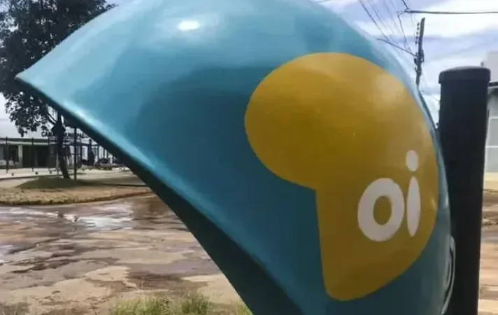 Morada FM — A Justiça do Rio de Janeiro voltou a decretar a falência da Oi, retomando decisão que estava suspensa desde novembro de 2025. O julgamento dos recursos apresentados por bancos credores foi retomado pela Primeira Câmara de Direito Privado do Tribunal de Justiça do Rio. A falência havia sido suspensa após recursos de instituições como Itaú e Bradesco, o que permitiu que a empresa continuasse em recuperação judicial. A decisão anterior reconheceu a insolvência técnica e patrimonial do grupo e determinou a continuidade provisória de serviços essenciais sob gestão judicial. A crise da Oi se arrasta há quase uma década. A companhia [&hellip;]