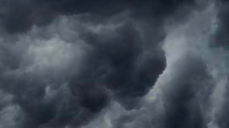 Morada FM — Goiás pode registrar pancadas rápidas e isoladas de chuva entre a noite de terça-feira (25) e a quarta-feira (26), segundo o Instituto Nacional de Meteorologia. A instabilidade deve atingir principalmente o sudoeste do Estado, incluindo Rio Verde, Jataí, Mineiros e Chapadão do Céu. As precipitações devem durar cerca de dez minutos, com acumulados estimados entre 5 e 10 milímetros. O fenômeno, chamado de “cavado”, ocorre pela circulação de ventos em altitude e pode provocar raios e rajadas de vento. A previsão inclui 27 municípios, mas não representa o fim do período de estiagem. O calor continuará intenso, com máximas entre 35°C [&hellip;]