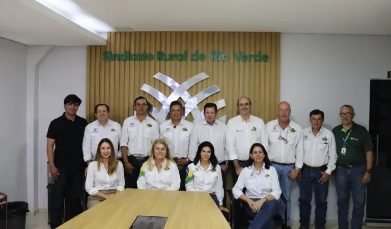 Morada FM — Everaldo Pereira e Cleibe Maia foram eleitos, com 222 votos, para comandar o Sindicato Rural de Rio Verde pelo próximo biênio. A eleição, realizada nesta terça-feira (18), contou com 223 votos no total, sendo 222 favoráveis à chapa e um voto nulo. A participação dos associados reforçou a importância do processo eleitoral e do direito de escolha de quem estará à frente da representação dos produtores rurais nos próximos dois anos. Para Walter Baylão Júnior, vice-prefeito de Rio Verde e associado do Sindicato Rural, participar da eleição é uma forma de exercer esse direito e contribuir para a definição dos representantes da [&hellip;]