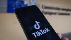 Morada FM —   A Autoridade Nacional de Proteção de Dados aplicou multa de R$ 153,7 milhões à ByteDance, controladora do TikTok, por falhas no tratamento de dados de crianças e adolescentes. A agência identificou problemas nas modalidades de acesso com e sem cadastro. Segundo a ANPD, a plataforma não tinha base legal válida para tratar dados de menores nem adotava medidas suficientes para impedir esse processamento. A fiscalização começou em novembro de 2024 e a empresa poderá recorrer ao Conselho Diretor em até dez dias. Além da multa, o TikTok deverá implementar um plano de conformidade. Entre as medidas estão configurações de privacidade […]