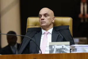 Morada FM — O Supremo Tribunal Federal (STF) transmitirá ao vivo, na próxima terça-feira (15), a partir das 10h, a sessão plenária que poderá definir os próximos passos envolvendo o ministro Alexandre de Moraes. Os ministros analisarão um relatório da Polícia Federal com mensagens trocadas entre Moraes e o ex-banqueiro Daniel Vorcaro, do Banco Master. A Corte deverá decidir se as informações divulgadas pelo ministro André Mendonça podem ser utilizadas e se há elementos suficientes para abrir uma investigação formal contra Moraes. Caso os ministros entendam que não existem fundamentos para a apuração, o material poderá ser arquivado. A Procuradoria-Geral da República se manifestou […]