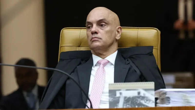 Morada FM — O Supremo Tribunal Federal (STF) transmitirá ao vivo, na próxima terça-feira (15), a partir das 10h, a sessão plenária que poderá definir os próximos passos envolvendo o ministro Alexandre de Moraes. Os ministros analisarão um relatório da Polícia Federal com mensagens trocadas entre Moraes e o ex-banqueiro Daniel Vorcaro, do Banco Master. A Corte deverá decidir se as informações divulgadas pelo ministro André Mendonça podem ser utilizadas e se há elementos suficientes para abrir uma investigação formal contra Moraes. Caso os ministros entendam que não existem fundamentos para a apuração, o material poderá ser arquivado. A Procuradoria-Geral da República se manifestou [&hellip;]