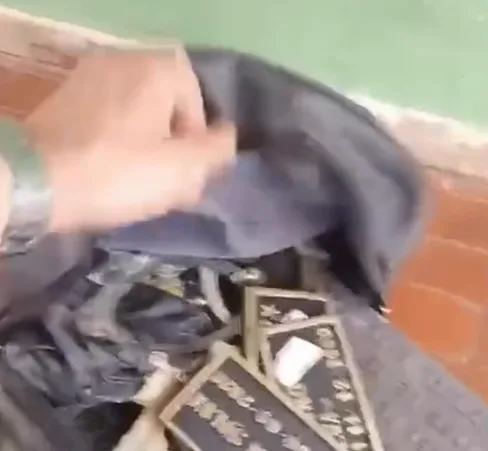 Morada FM — Um homem foi detido na tarde deste domingo (13) após ser flagrado furtando placas de identificação de túmulos no Cemitério São Miguel, em Rio Verde. Durante a ocorrência, diversas placas com nomes, fotografias e datas de nascimento e falecimento foram recuperadas. A GCM prestou apoio à ação, ao lado das equipes da Guarda Patrimonial Municipal (GPM), e o suspeito foi conduzido à 8ª Delegacia Regional de Polícia Civil.