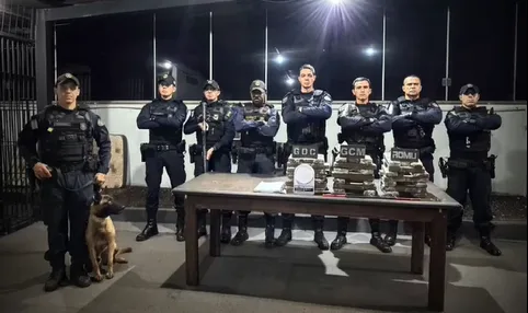 Morada FM — &nbsp; Em uma ação conjunta e precisa da Guarda Civil Municipal de Rio Verde, as equipes de Área, ROMU MOTOS, Serviço de Inteligência e GOC causaram um prejuízo ao crime organizado, apreendendo cerca de R$ 90 mil em entorpecentes. Segundo a GCM, a ocorrência começou durante patrulhamento pela Rua Sete de Setembro. Uma mulher foi abordada após, conforme o relato dos agentes, dispensar uma embalagem que continha um tablete de maconha. Com o auxílio de um cão de detecção, os agentes localizaram 42 tabletes de maconha escondidos no forro do imóvel. Também foram apreendidos: • 1 balança de precisão; • 1 [&hellip;]