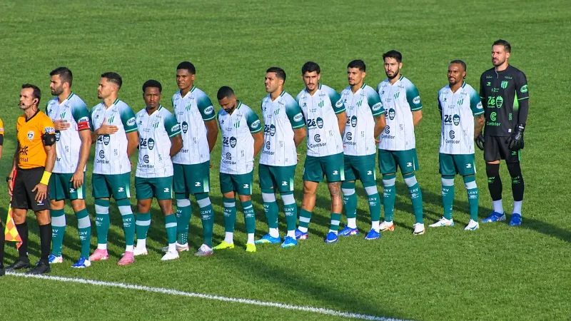 Morada FM — O Rio Verde empatou em 0x0 com o Morrinhos no Centro Esportivo João Vilela em duelo da décima terceira rodada da Divisão de Acesso. Mesmo com o empate, o verdão abriu vantagem na liderança, isso porque o Bom Jesus empatou em 1×1 com o Goiânia e o Goianésia perdeu para o Trindade por 1×0. O Rio Verde abriu 4 pontos do segundo e terceiro colocado. O Rio Verde voltará a campo na próxima quarta-feira, 23 de setembro às 21h contra o Goianésia no Estádio Valdeir José de Oliveira em Goianésia, confronto direto em busca do acesso. Confira a classificação da Divisão [&hellip;]