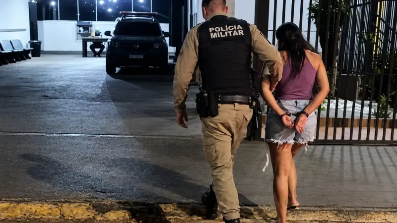 Morada FM — A polícia militar e equipes do Grupo de Investigação de Homicídios (GIH), da Polícia Civil, foram acionados na madrugada desta segunda-feira (21) na Rua Princesa Izabel na Vila Borges, para atendimento de uma ocorrência de homicídio. No local, uma mulher foi detida após o companheiro ser encontrado morto dentro da residência. Segundo informações da ocorrência, o homem apresentava ferimentos provocados por golpes de faca. Também durante a ocorrência, segundo divulgado, a mulher tinha uma medida protetiva que impedia o homem de permanecer na mesma residência que ela. Apesar disso, os dois continuavam morando juntos. A mulher foi encaminhada para a delegacia [&hellip;]