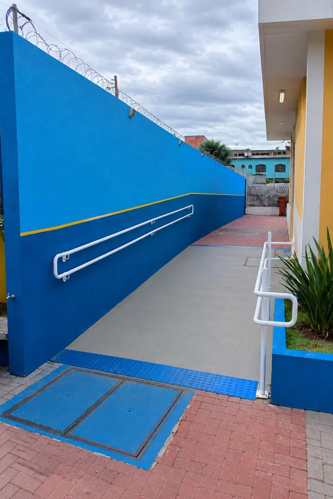Morada FM — &nbsp; O percentual de escolas públicas de Goiás com pelo menos um recurso de acessibilidade subiu de 76,5%, em 2019, para 91,9% em 2025, segundo dados divulgados pelo Instituto Brasileiro de Geografia e Estatística (IBGE). Entre os recursos estão rampas, corrimãos, elevadores, pisos táteis, portas adequadas para cadeirantes e sistemas de sinalização sonora, tátil, visual ou luminosa. O levantamento também aponta que Goiás tem a segunda maior proporção do país de escolas com profissionais de apoio: 49,4% na rede geral e 62,3% na rede pública. Em 2025, 33,9% das escolas goianas contavam com salas de recursos multifuncionais para o Atendimento Educacional [&hellip;]