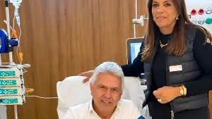 Morada FM — O candidato à Presidência da República Ronaldo Caiado (PSD), de 76 anos, deixou neste domingo (13) o Hospital Vila Nova Star, em São Paulo, após passar três dias internado para tratar uma pneumonia. Na saída, ele afirmou que pretende participar de um debate entre presidenciáveis nesta segunda-feira (14). O encontro está marcado para as 20h e será realizado em São Paulo, com transmissão pelo canal MathiasTV, no YouTube. As assessorias de Caiado, Renan Santos (Missão) e Romeu Zema (Novo) confirmaram a presença. Augusto Cury (Avante) também foi convidado, mas ainda não havia confirmado participação. Caiado declarou que ainda não está totalmente [&hellip;]