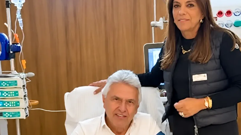Morada FM — O candidato à Presidência da República Ronaldo Caiado (PSD), de 76 anos, deixou neste domingo (13) o Hospital Vila Nova Star, em São Paulo, após passar três dias internado para tratar uma pneumonia. Na saída, ele afirmou que pretende participar de um debate entre presidenciáveis nesta segunda-feira (14). O encontro está marcado para as 20h e será realizado em São Paulo, com transmissão pelo canal MathiasTV, no YouTube. As assessorias de Caiado, Renan Santos (Missão) e Romeu Zema (Novo) confirmaram a presença. Augusto Cury (Avante) também foi convidado, mas ainda não havia confirmado participação. Caiado declarou que ainda não está totalmente [&hellip;]