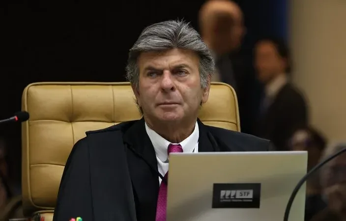 Morada FM — &nbsp; O ministro Luiz Fux, do STF, foi sorteado relator de uma ação que pede registros de acesso de pessoas às dependências do Senado Federal. A ação também solicita informações sobre os acessos de Fábio Luís Lula da Silva, conhecido como Lulinha, e do empresário Antônio Carlos Camilo Antunes, conhecido como Careca do INSS, ao Legislativo. O pedido foi apresentado ao Senado com base na Lei de Acesso à Informação (LAI). O Senado negou o fornecimento dos dados, citando regras relacionadas à proteção de informações pessoais. Alexandre de Moraes havia sido inicialmente sorteado para relatar o caso, mas se declarou impedido [&hellip;]