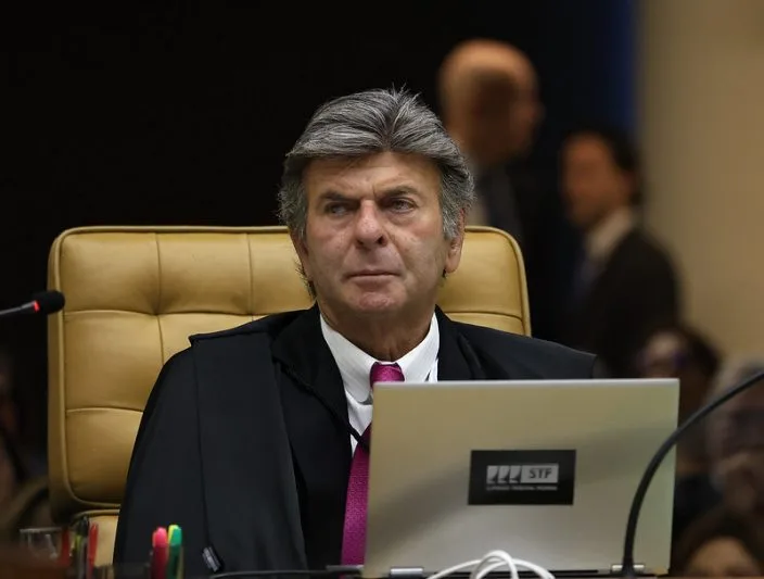 Morada FM — &nbsp; O ministro Luiz Fux, do STF, foi sorteado relator de uma ação que pede registros de acesso de pessoas às dependências do Senado Federal. A ação também solicita informações sobre os acessos de Fábio Luís Lula da Silva, conhecido como Lulinha, e do empresário Antônio Carlos Camilo Antunes, conhecido como Careca do INSS, ao Legislativo. O pedido foi apresentado ao Senado com base na Lei de Acesso à Informação (LAI). O Senado negou o fornecimento dos dados, citando regras relacionadas à proteção de informações pessoais. Alexandre de Moraes havia sido inicialmente sorteado para relatar o caso, mas se declarou impedido [&hellip;]