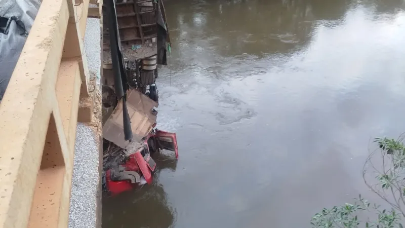 Morada FM — &nbsp; &nbsp; &nbsp; &nbsp; Um caminhão bitrem carregado com fertilizantes bateu contra a estrutura da ponte do Rio Verdinho, após a cidade de Serranópolis, 70 km da cidade de Jataí-GO, na madrugada desta segunda-feira (14). Com o impacto, a vítima, condutora do caminhão, identificada como Silvio Patricio da Silva, de 58 anos, teria caído no rio. Ele chegou a ser socorrido por terceiros e encontrado pela equipe do Corpo de Bombeiros às margens, consciente e orientado, mas apresentava ferimentos na cabeça e na orelha direita. Em apoio ao SAMU, o Corpo de Bombeiros realizou o atendimento pré-hospitalar e utilizou cordas, com [&hellip;]
