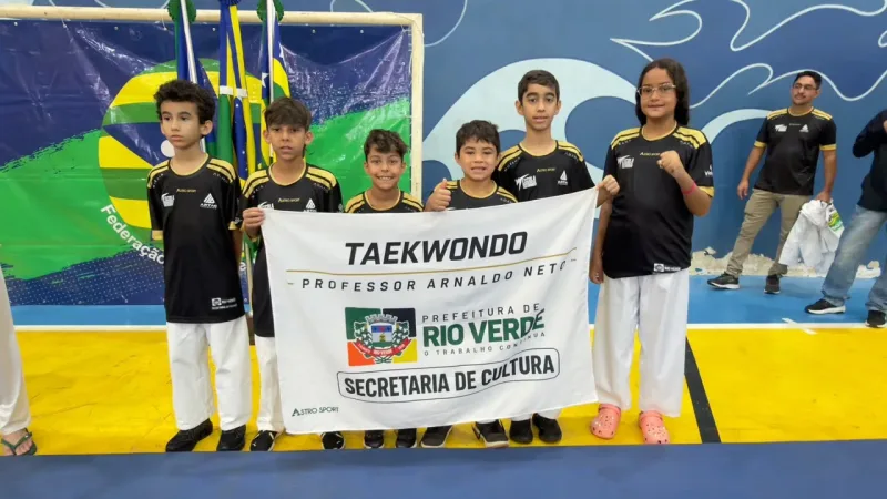 Morada FM — &nbsp; &nbsp; &nbsp; &nbsp; &nbsp; &nbsp; &nbsp; &nbsp; &nbsp; Vinte e um atletas rio-verdenses de alto rendimento da Secretaria Municipal de Cultura e Kaasa Combate participaram no último final de semana da Seletiva para a Copa do Brasil de Taekwondo, realizada em Córrego do Ouro-GO. A equipe de Rio Verde conquistou ao todo, 21 medalhas e 2 troféus de 3º lugar geral por equipes, nas categorias Faixas Pretas e Faixas Coloridas, um resultado expressivo dentre as 27 equipes participantes. Muito trabalho, apoio, disciplina e superação! “Esse resultado é fruto do trabalho realizado diariamente pelos nossos atletas, com muito empenho e dedicação”, [&hellip;]