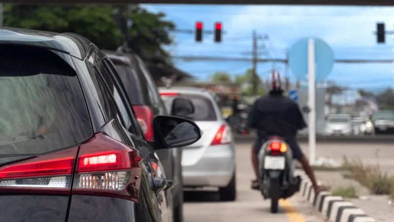 Morada FM — &nbsp; Termina nesta terça-feira (15) o prazo para o pagamento do IPVA 2026 dos veículos com placas finais 1 e 2 em Goiás. A data corresponde ao vencimento da nona e última parcela para os proprietários que optaram pelo parcelamento e também da cota única do imposto. Mais de 101 mil veículos com final 1 e 104 mil com final 2 ainda não tiveram o tributo quitado. O licenciamento anual desses veículos também vence em 15 de setembro. Após a data, o IPVA será cobrado com juros e multa. O contribuinte inadimplente ainda poderá perder o desconto do programa Nota Fiscal [&hellip;]