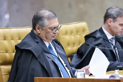 Morada FM — &nbsp; O ministro Flávio Dino, do Supremo Tribunal Federal (STF), determinou neste domingo (13) a quebra do sigilo de todo o material apreendido pela Polícia Civil de São Paulo durante as investigações sobre o suposto desvio de emendas parlamentares para financiar o filme Dark Horse, uma dramatização da vida do ex-presidente Jair Bolsonaro. Dino ordenou que a Secretaria de Segurança Pública de São Paulo encaminhe à Polícia Federal o material bruto extraído dos celulares dos investigados e recolhido em junho. O ministro afirmou que as investigações devem ter ampla publicidade, incluindo nomes, dados financeiros, movimentações e conversas que possam ser relevantes [&hellip;]