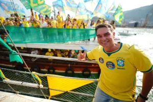 Morada FM —   O senador Flávio Bolsonaro (PL-RJ) aparece numericamente à frente do presidente Luiz Inácio Lula da Silva (PT) em uma projeção nacional do Instituto Veritá. O levantamento indica 43,95% dos votos válidos ponderados para Flávio e 41,51% para Lula, uma diferença de 2,44 pontos percentuais. A pesquisa reúne dados de levantamentos realizados nas 27 unidades da Federação, com entrevistas feitas entre 4 e 12 de setembro com 40,5 mil pessoas. Flávio aparece na liderança numérica em 16 estados, enquanto Lula fica à frente em 11. O senador tem suas maiores vantagens em estados como Roraima, Rondônia, Mato Grosso, Paraná e Santa […]