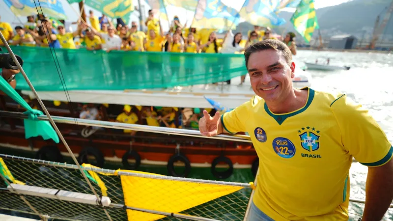 Morada FM — &nbsp; O senador Flávio Bolsonaro (PL-RJ) aparece numericamente à frente do presidente Luiz Inácio Lula da Silva (PT) em uma projeção nacional do Instituto Veritá. O levantamento indica 43,95% dos votos válidos ponderados para Flávio e 41,51% para Lula, uma diferença de 2,44 pontos percentuais. A pesquisa reúne dados de levantamentos realizados nas 27 unidades da Federação, com entrevistas feitas entre 4 e 12 de setembro com 40,5 mil pessoas. Flávio aparece na liderança numérica em 16 estados, enquanto Lula fica à frente em 11. O senador tem suas maiores vantagens em estados como Roraima, Rondônia, Mato Grosso, Paraná e Santa [&hellip;]
