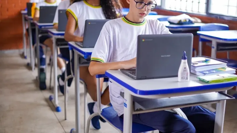Morada FM — &nbsp; Estudantes de 15 anos de Goiás tiveram desempenho acima da média brasileira nas quatro áreas avaliadas pelo Programa Internacional de Avaliação de Estudantes (Pisa) em 2025. O estado ficou entre os dez primeiros colocados do país em Ciências, Leitura, Matemática e Resolução de Problemas por meio de Ferramentas Computacionais. Em Ciências, os estudantes goianos alcançaram 412 pontos, contra 409 da média brasileira. Em Leitura, foram 410 pontos, ante 408 do país. Goiás também superou a média nacional em Matemática, com 380 pontos contra 377, e em Resolução de Problemas por meio de Ferramentas Computacionais, com 419 pontos diante de 406. [&hellip;]