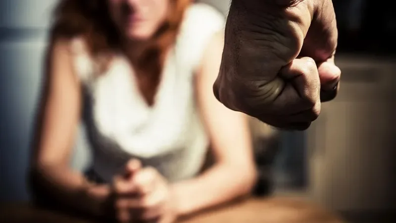 Morada FM — &nbsp; Uma mulher relatou à Polícia Militar ter sofrido agressões e ameaças do companheiro neste domingo (13), no bairro Martins, em Rio Verde. Conforme relatado aos policiais, após um desentendimento entre o casal, o homem passou a ofendê-la e a agredi-la fisicamente. Ainda conforme o relato, o suspeito teria utilizado uma arma branca para tentar atingi-la na região do pescoço e nas costas, além de fazer ameaças contra a vida da vítima. A vítima conseguiu fugir e buscar ajuda em uma residência próxima. Com a chegada da PM, o suspeito foi localizado. Os envolvidos foram encaminhados à Delegacia de Polícia Civil [&hellip;]