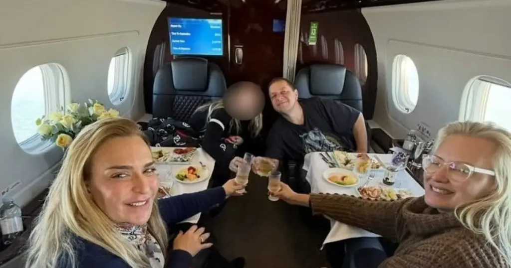 Morada FM — Fotos obtidas pela revista Veja mostram viagens de Fábio Luís Lula da Silva, o Lulinha, ao lado da lobista Roberta Luchsinger. Uma delas teria sido à Finlândia, em janeiro de 2025, a bordo de um jato Embraer Praetor 600. A reportagem estima em mais de US$ 20 milhões o valor de um avião novo desse modelo. Imagens e mensagens recuperadas pela Polícia Federal do celular de Roberta ajudam a detalhar a relação entre os dois e o padrão de vida do filho do presidente. A Polícia Federal investiga suspeitas de tráfico de influência e possível atuação conjunta para viabilizar negócios com [&hellip;]