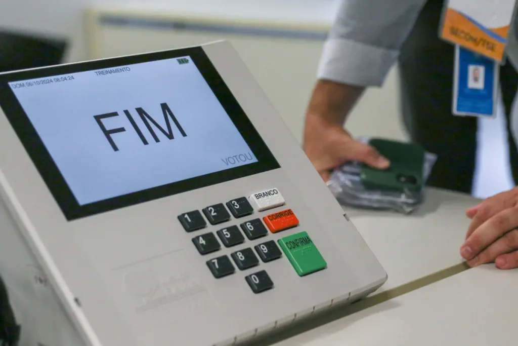 Morada FM — O ministro Cristiano Zanin, do Supremo Tribunal Federal (STF), determinou neste domingo (25) a prorrogação do horário de votação do segundo turno das eleições presidenciais até as 19h, no horário de Brasília, em todas as seções eleitorais do país. A decisão atendeu a um pedido da Coligação Brasil Pronto Pra Mais, ligada à candidatura do presidente Luiz Inácio Lula da Silva (PT). Na ação, a coligação alegou que a redução da frota de ônibus em municípios da Bahia e de São Paulo prejudicou o deslocamento de eleitores até os locais de votação. Na decisão, Zanin determinou a extensão por duas horas [&hellip;]