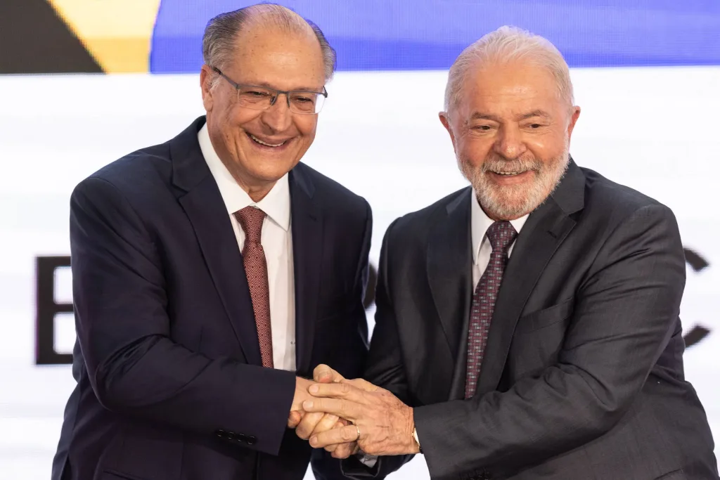 Morada FM — Empresários e lideranças políticas ligadas ao PSDB realizaram nesta quarta-feira (21), em Goiânia, um ato de apoio à reeleição do presidente Luiz Inácio Lula da Silva (PT) e do vice-presidente Geraldo Alckmin (PSB). O encontro, denominado “Grande Encontro do Centro Democrático em Apoio a Lula e Alckmin”, estava previsto para as 9h, no Hotel Oft Alfre Hotels, antigo Mercure, no Setor Oeste. Entre os nomes confirmados para o evento estavam o ex-governador de Goiás José Eliton e os ex-secretários estaduais Giuseppe Vecci e Raquel Teixeira. Empresários dos setores de agronegócio e agroindústria também estavam entre os participantes previstos. A mobilização foi [&hellip;]