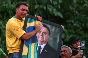 Morada FM — Procuradoria-Geral da República (PGR) se manifestou favoravelmente ao pedido da defesa de Jair Bolsonaro (PL) para que o filho dele, Flávio Bolsonaro (PL), possa voltar a visitá-lo. O ex-presidente cumpre prisão domiciliar por determinação do Supremo Tribunal Federal (STF). A manifestação foi apresentada na terça-feira (6) ao ministro Alexandre de Moraes, relator do processo no Supremo Tribunal Federal. Na petição encaminhada ao STF, a defesa de Jair Bolsonaro argumenta que a decisão que determinou a suspensão da visitação por 90 dias perde a validade no próximo domingo (11). Os advogados pediram a revisão da restrição ou, alternativamente, que seja autorizada uma […]