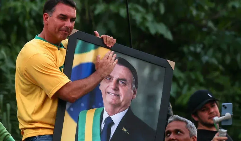 Morada FM — Procuradoria-Geral da República (PGR) se manifestou favoravelmente ao pedido da defesa de Jair Bolsonaro (PL) para que o filho dele, Flávio Bolsonaro (PL), possa voltar a visitá-lo. O ex-presidente cumpre prisão domiciliar por determinação do Supremo Tribunal Federal (STF). A manifestação foi apresentada na terça-feira (6) ao ministro Alexandre de Moraes, relator do processo no Supremo Tribunal Federal. Na petição encaminhada ao STF, a defesa de Jair Bolsonaro argumenta que a decisão que determinou a suspensão da visitação por 90 dias perde a validade no próximo domingo (11). Os advogados pediram a revisão da restrição ou, alternativamente, que seja autorizada uma [&hellip;]